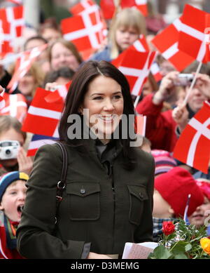 Les Princes danois Mary de Danemark sourire alors qu'elle marche les enfants passent le drapeau national danois se balançant pendant qu'elle arrive pour un rendez-vous pour le déjeuner à une banque d'épargne historique à Kiel, Allemagne, samedi, 18 février 2006. Danish Crown Prince Frederik de Danemark et son épouse Mary ont été la visite du Musée Danewerk Schloss Gottorf sur leur deuxième jour de leur visite en Allemagne. Photo : Carst Banque D'Images