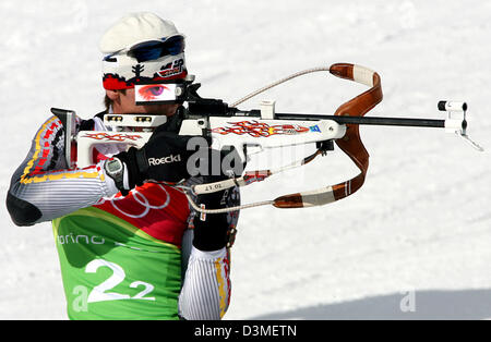 Le biathlète allemand Michael Roesch photographié à la fusillade au cours de la Men's 4x7.5 km relais sur la piste de biathlon olympique à San Sicario, Italie Mardi 21 février 2006. L'équipe allemande s'affirme l'or dans les Men's 4x7.5 km relais concours pour les XX Jeux Olympiques d'hiver de Turin. Photo : Martin Schutt Banque D'Images