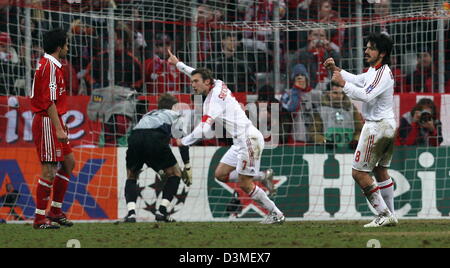 AC Milan Andriy Shevchenko (2e à partir de la R) célèbre avec coéquipier Gennaro Gattuso (R) après avoir marqué le but de 1-1 contre le FC Bayern Munich pendant le deuxième tour de la Ligue des champions à l'Allianz Arena de Munich, Allemagne, le mardi 21 février 2006. Sur le côté gauche du Bayern sont gardien Michael Rensing (2e à partir de L) et Hasan Salihamidzic. Après Ballack Banque D'Images