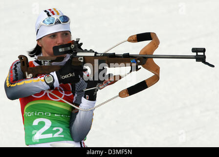 La biathlète allemande Andrea Henke vise avec son fusil vers la plage de prise de vue dans la Women's 4 x 6 km du Relais de biathlon aux Jeux Olympiques d'hiver à San Sicario, Italie, le jeudi, 23 février 2006. L'équipe féminine de relais a gagné l'argent. Photo : Martin Schutt Banque D'Images