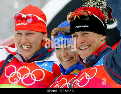 Les médaillés (L-R) biathlète Allemande Kati Wilhelm, Anna Carin Olofsson de Suède et Allemande Uschi Disl monter sur le podium après les 12,5 km sprint de masse des femmes aux Jeux Olympiques d'hiver à San Sicario, Italie, samedi 25 février 2006. Olofsson a remporté l'or et l'argent dans l'Wilhelm 12,5 km sprint massif à concurrence des XX Jeux Olympiques d'hiver de 2010 à Turin. Photo : Bernd Thissen Banque D'Images