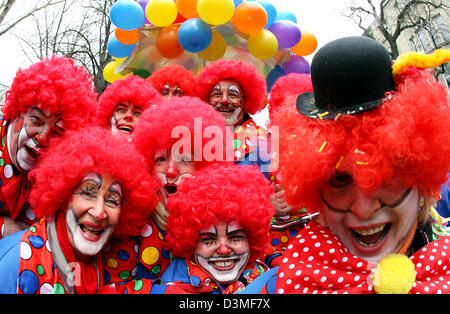 (Afp) - Un groupe de clowns participe aux festivités du carnaval dans la rue Koenigsallee Duesseldorf, Allemagne, 26 février 2006. Le carnaval rhénan va atteindre son point culminant avec la parade le lundi précédant le Carême le 27 février 2006. Photo : Martin Gerten Banque D'Images