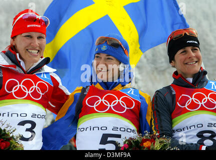 Les médaillés (L-R) biathlète Allemande Kati Wilhelm, Anna Carin Olofsson de Suède et Allemande Uschi Disl monter sur le podium après les 12,5 km sprint de masse des femmes aux Jeux Olympiques d'hiver à San Sicario, Italie, samedi 25 février 2006. Olofsson a remporté l'or et l'argent dans l'Wilhelm 12,5 km sprint massif à concurrence des XX Jeux Olympiques d'hiver de 2010 à Turin. Photo : Arne Dedert Banque D'Images