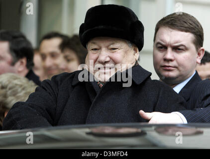 L'ancien président russe Boris Eltsine (C) entre dans sa limousine après sa visite à l'hôpital Virchow de Berlin, le mardi, 28 février 2006. Eltsine a subi un examen de suivi à l'Institut de cardiologie de l'allemand après sa chirurgie de pontage multiple en 1996. Photo : Miguel Villagran Banque D'Images