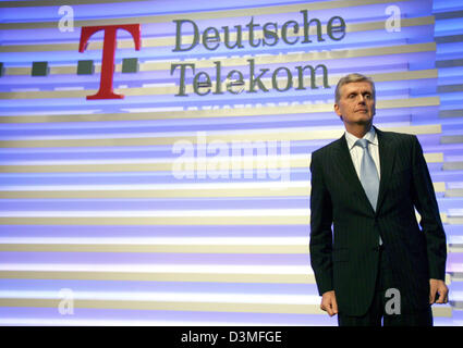 Le géant allemand Deutsche Telekom AG téléphone président Kai-Uwe Ricke apparaît pour le bilan de la société conférence de presse à Bonn, Allemagne, jeudi, 02 mars 2006. La société a déclaré jeudi une hausse au quatrième trimestre, le bénéfice avant intérêts, impôts et déductions à partir de 4,71 milliards d'euros à 5,12 milliards d'euros. Grumes de recettes jusqu'à 15,52 milliards d'euros par rapport à 14,72 milliards d'euros pour le s Banque D'Images