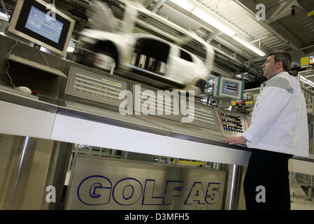 Le modèle Volkswagen Golf 5 est assemblé dans une ligne de production dans l'usine principale à Wolfsburg, Allemagne, le jeudi 02 mars 2006. Le constructeur annonce ses chiffres d'affaires en cours à la conférence de presse le 07 mars 2006. Le président du conseil de direction de la marque VW Bernhard voit le fabricant de voiture face à une crise profonde. VW'S 'SURVIE' est en jeu l'aide "Bernh Banque D'Images