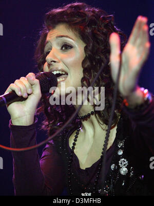 La chanteuse pop britannique fonctionne à la salle de concert Liederhalle de Stuttgart, Allemagne, fin le jeudi 02 mars 2006. C'était le premier live de sa tournée en Allemagne pour promouvoir son album actuel "pièce par pièce". Le jeune artiste se présentera une deuxième fois à la Liederhalle Vendredi, 03 mars 2006. Après Melua a reçu le prix de la musique 2005 Echo dans la catégorie meilleur nouveau venu, en 200 Banque D'Images