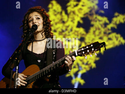 La chanteuse pop britannique fonctionne à la salle de concert Liederhalle de Stuttgart, Allemagne, fin le jeudi 02 mars 2006. C'était le premier live de sa tournée en Allemagne pour promouvoir son album actuel "pièce par pièce". Le jeune artiste se présentera une deuxième fois à la Liederhalle Vendredi, 03 mars 2006. Après Melua a reçu le prix de la musique 2005 Echo dans la catégorie meilleur nouveau venu, en 200 Banque D'Images