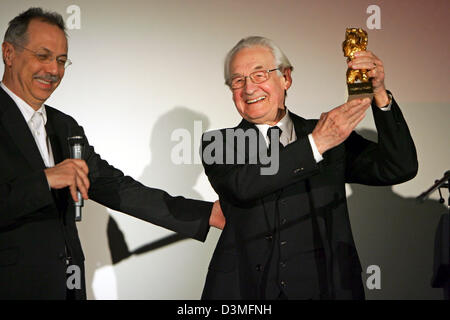 Le réalisateur polonais Andrzej Wajda est heureux d'être reçu l'Ours d'or d'honneur pour l'ensemble de son achivement à la 56e Festival International du Film de Berlin, Allemagne, 15 février 2006. Sur la gauche, directeur de la Berlinale Dieter Kosslick est représenté. Photo : Jens Kalaene Banque D'Images