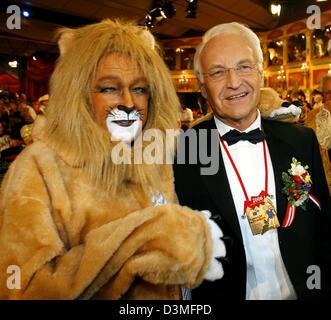 Guenther Beckstein (L, CSU), le ministre bavarois de l'intérieur habillé comme un lion, est photographié avec Edmund Stoiber (CSU), premier ministre bavarois avant la session de la carnaval Carnaval de Franconie dans la société Veitshoechheim près de Würzburg, Allemagne, vendredi 17 février 2006. L'état soi-disant session est considérée comme l'une des plus importantes en Bavière. Il dispose d'une des blagues Banque D'Images