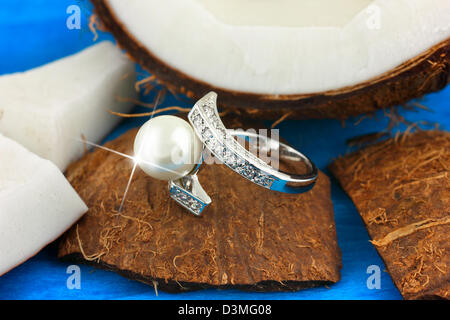 Bague avec perle et diamants sur la noix de coco bijoux concept