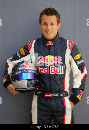 Pilote de Formule 1 autrichien Christian Klien Red Bull Racing de pose pour les photographes à la piste de course de Formule 1 de Bahreïn, près de Manama, Bahreïn, le jeudi 09 mars 2006. La première course du championnat du monde de F1 2006, le Grand Prix de Bahreïn, aura lieu ici le dimanche 12 mars 2006. Photo : Carmen Jaspersen Banque D'Images