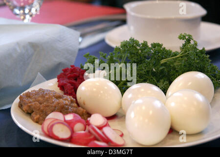 (Dpa) pain acidifiée, œufs et autres aliments symboliques traditionnels sont préparés sur une table pendant la fête juive de la Pâque dans la synagogue de la congrégation juive à Bielefeld, Allemagne, 23 avril 2005. La période de sept jours de célébrations durable Pâque commémore l'exode du peuple israélite d'Egypte marquant l'une des plus importantes fêtes de famille religieuse dans J Banque D'Images