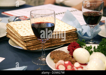 (Dpa) pain acidifiée, vin et autres aliments symboliques traditionnels sont préparés sur une table pendant la fête juive de la Pâque dans la synagogue de la congrégation juive à Bielefeld, Allemagne, 23 avril 2005. La période de sept jours de célébrations durable Pâque commémore l'exode du peuple israélite d'Egypte marquant l'une des plus importantes fêtes de famille religieuse dans J Banque D'Images