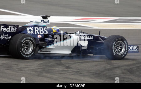 (Afp) - pilote de Formule 1 Allemand Nico Roseberg du Williams F1 Team en action pendant la séance de qualification à la course de Formule 1 près de Manama, Bahreïn, le 11 mars 2006. Alonso a réussi le 4e meilleur temps. La première course du championnat du monde de F1 2006, le Grand Prix de Bahreïn, aura lieu ici le 12 mars 2006. Photo : Carmen Jaspersen Banque D'Images