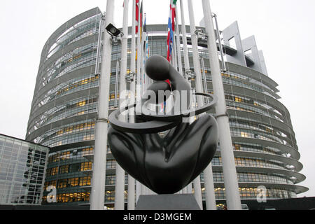 La sculpture 'Europe a coeur' par le sculpteur français Ludmila Tcherina est photographié devant le Parlement européen à Strasbourg, France, 14 février 2006. Photo : Patrick Seeger Banque D'Images