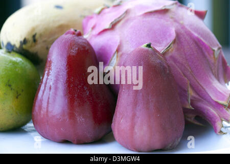 Fruits exotiques thaïlandaises - rose apple (chomphu) et de pitahayas Banque D'Images