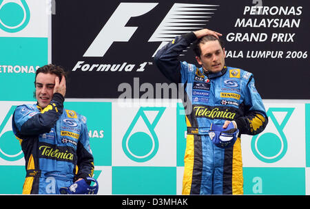 Le pilote italien Giancarlo Fisichella (R) de Renault F1 Team et son coéquipier Espagnol Fernando Alonso cheer sur le podium après leur double victoire pendant le Grand Prix de Formule 1 de la Malaisie à la Circuit automobile International de Sepang, Kuala Lumpur, Malaisie, le dimanche 19 mars 2006. Photo : Jens Buettner Banque D'Images