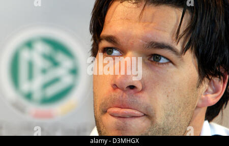 Capitaine de l'équipe nationale du football allemand Michael Ballack est photographié au cours d'une conférence de presse à Düsseldorf, Allemagne, mardi, 21 mars 2006. L'Allemagne répond à l'équipe américaine dans un match amical à Dortmund mercredi, 22 mars 2006. Photo : Oliver Berg Banque D'Images