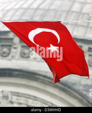 Le drapeau national turc met en avant d'un bâtiment à Istanbul, Turquie, dimanche, 26 février 2006. Photo : Felix Heyder Banque D'Images