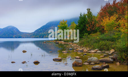 Donnant sur l'étang de la Jordanie en couleurs d'automne dans l'Acadia National Park. Banque D'Images