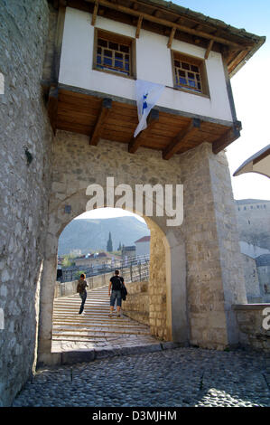 Vieux Pont - 16ème siècle construit à Mostar, en Bosnie-Herzégovine. Traverse la rivière Neretva relie Musulmans et Chrétiens Banque D'Images