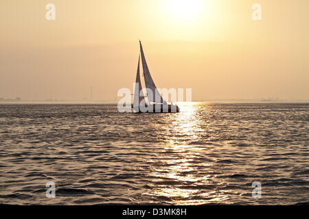 La voile au coucher du soleil sur le IJsselmeer aux Pays-Bas Banque D'Images