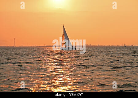 La voile au coucher du soleil sur le IJsselmeer aux Pays-Bas Banque D'Images