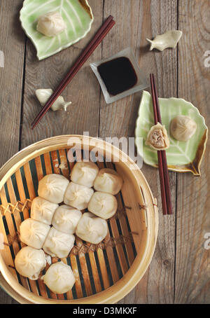 Porc à la vapeur chinois en bambou pains marguerite Banque D'Images