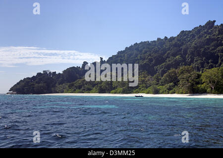 L'île thaïlandaise de Koh Tachai à partir de la mer d'Andaman montrant des forêts tropicales et White Sands Banque D'Images