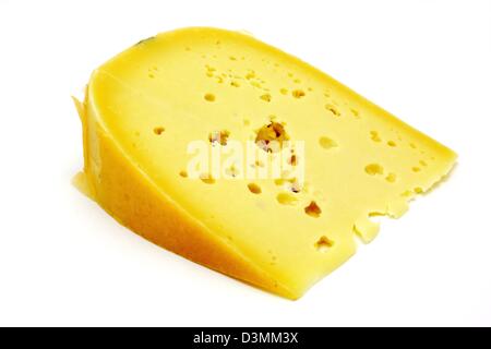 Morceau de fromage old dutch sur fond blanc Banque D'Images