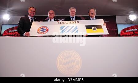 Munich, Allemagne. 21 février 2013. Karl-Heinz Rummenigge, président de Bayern Muenchen (L-R), Uli Hoeness, président du Bayern Munich, gouverneur de l'État de Bavière, Horst Seehofer et Christian Ude, maire de Munich tenir une banderole après une conférence de presse de la ville de Munich à devenir une ville hôte de l'Euro 2020 Le 21 février 2013 à Munich, Allemagne. Photo : Lennart Press dpa/ Alamy Live News Banque D'Images