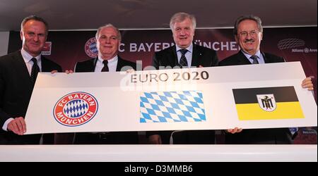 Munich, Allemagne. 21 février 2013. Karl-Heinz Rummenigge, président de Bayern Muenchen (L-R), Uli Hoeness, président du Bayern Munich, gouverneur de l'État de Bavière, Horst Seehofer et Christian Ude, maire de Munich tenir une banderole après une conférence de presse de la ville de Munich à devenir une ville hôte de l'Euro 2020 Le 21 février 2013 à Munich, Allemagne. Photo : Lennart Press dpa/ Alamy Live News Banque D'Images