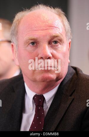 Munich, Allemagne. 21 février 2013. Uli Hoeness, président du Bayern Munich assiste à une conférence de presse de la ville de Munich à devenir une ville hôte de l'Euro 2020 Le 21 février 2013 à Munich, Allemagne. Photo : Lennart Preiss dpa/ Alamy Live News Banque D'Images