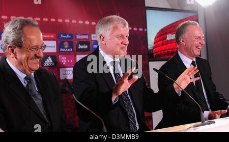 Munich, Allemagne. 21 février 2013. Christian Ude, maire de Munich (L-R), gouverneur de l'État de Bavière, M. Horst Seehofer et Karl-Heinz Rummenigge, président de Bayern Munich adresse les médias lors d'une conférence de presse de la ville de Munich à devenir une ville hôte de l'Euro 2020 Le 21 février 2013 à Munich, Allemagne. Photo : Lennart Press dpa/ Alamy Live News Banque D'Images