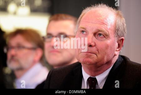 Munich, Allemagne. 21 février 2013. Uli Hoeness, président du Bayern Munich assiste à une conférence de presse de la ville de Munich à devenir une ville hôte de l'Euro 2020 Le 21 février 2013 à Munich, Allemagne. Photo : Lennart Press dpa/ Alamy Live News Banque D'Images