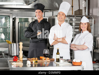 Chefs Standing With Arms Crossed Banque D'Images