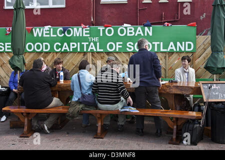 Oban, Scotland, manger en plein air sur le quai quai de la ville d'Oban. Fruits de mer, crabe, crevette, Banque D'Images