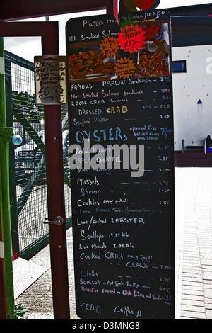 Oban, Scotland, Menu d'administration à la Cabane de fruits de mer, dîner en plein air sur le quai quai de la ville d'Oban. Fruits de mer, crabe, crevette, Banque D'Images