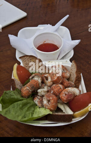 Oban, Scotland, manger en plein air sur le quai quai de la ville d'Oban. Fruits de mer, crevettes, Banque D'Images