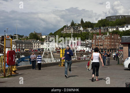 Oban, Scotland, manger en plein air sur le quai quai de la ville d'Oban. Fruits de mer, crabe, crevette, Banque D'Images