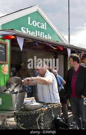 Oban, Scotland, manger en plein air sur le quai quai de la ville d'Oban. Fruits de mer, crabe, crevette, Banque D'Images