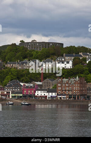 Oban, Ecosse, le front de mer d'Oban avec le tour du McCraig folie, une reproduction Colisée romain, sur la colline derrière. Banque D'Images