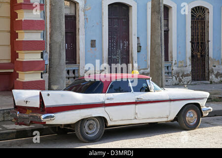 Vieille voiture américaine vintage 1950 / réservoir Yank utilisé comme taxi à Holguin, Cuba, Caraïbes Banque D'Images