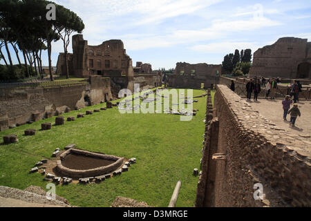 Vestiges d'un stade qui fait partie de l'époque de Domitien 1er siècle palais sur la colline du Palatin à Rome Banque D'Images