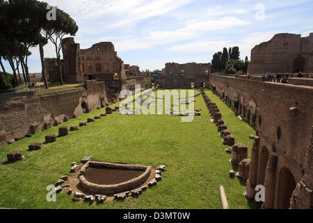 Vestiges d'un stade qui fait partie de l'époque de Domitien 1er siècle palais sur la colline du Palatin à Rome Banque D'Images