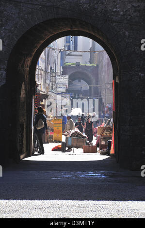 Vue à travers l'arche des commerçants de la Médina dans la ville médiévale fortifiée d'Essaouira sur la côte atlantique du Maroc, en Afrique du Nord Banque D'Images
