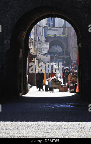 Vue à travers l'arc de commerçants des marchés dans la médina, dans la ville médiévale fortifiée de Essaouira sur la côte atlantique du Maroc Banque D'Images