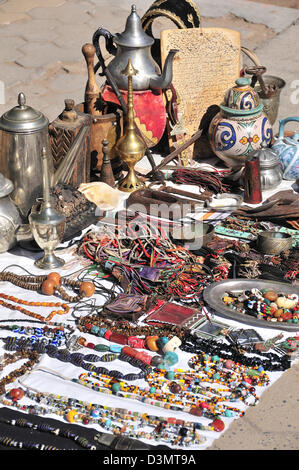 Bibelots, des cafetières et des colliers à vendre près de la mosquée de Koutoubia, Marrakech, Maroc Banque D'Images