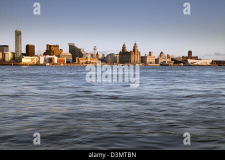 Front de mer de Liverpool avec une belle lueur d'or chaud Banque D'Images